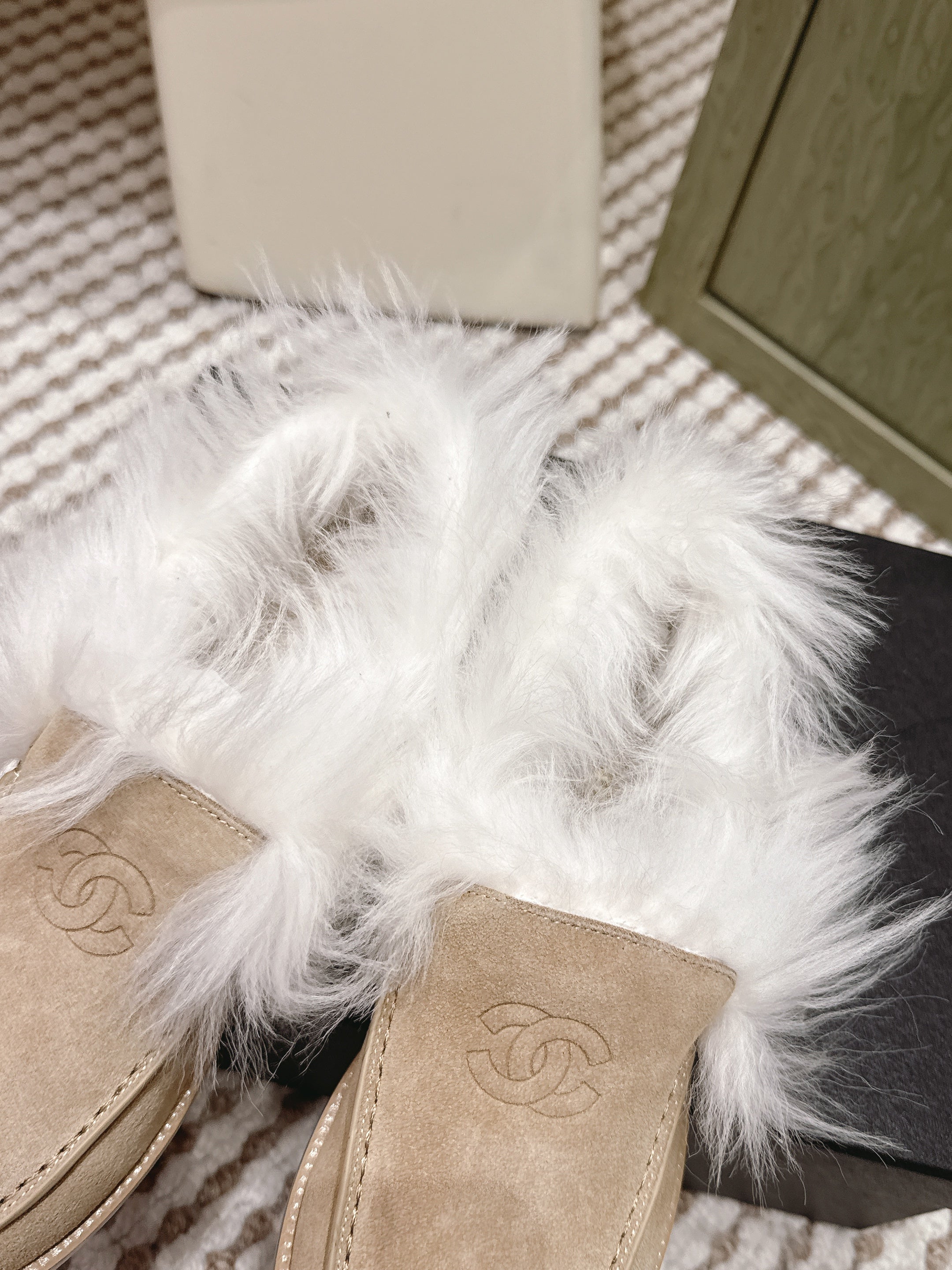 CHANEL 25S LOAFERS MOASIN IN BEIGE SUEDE WITH WHITE MINK FUR LINING
