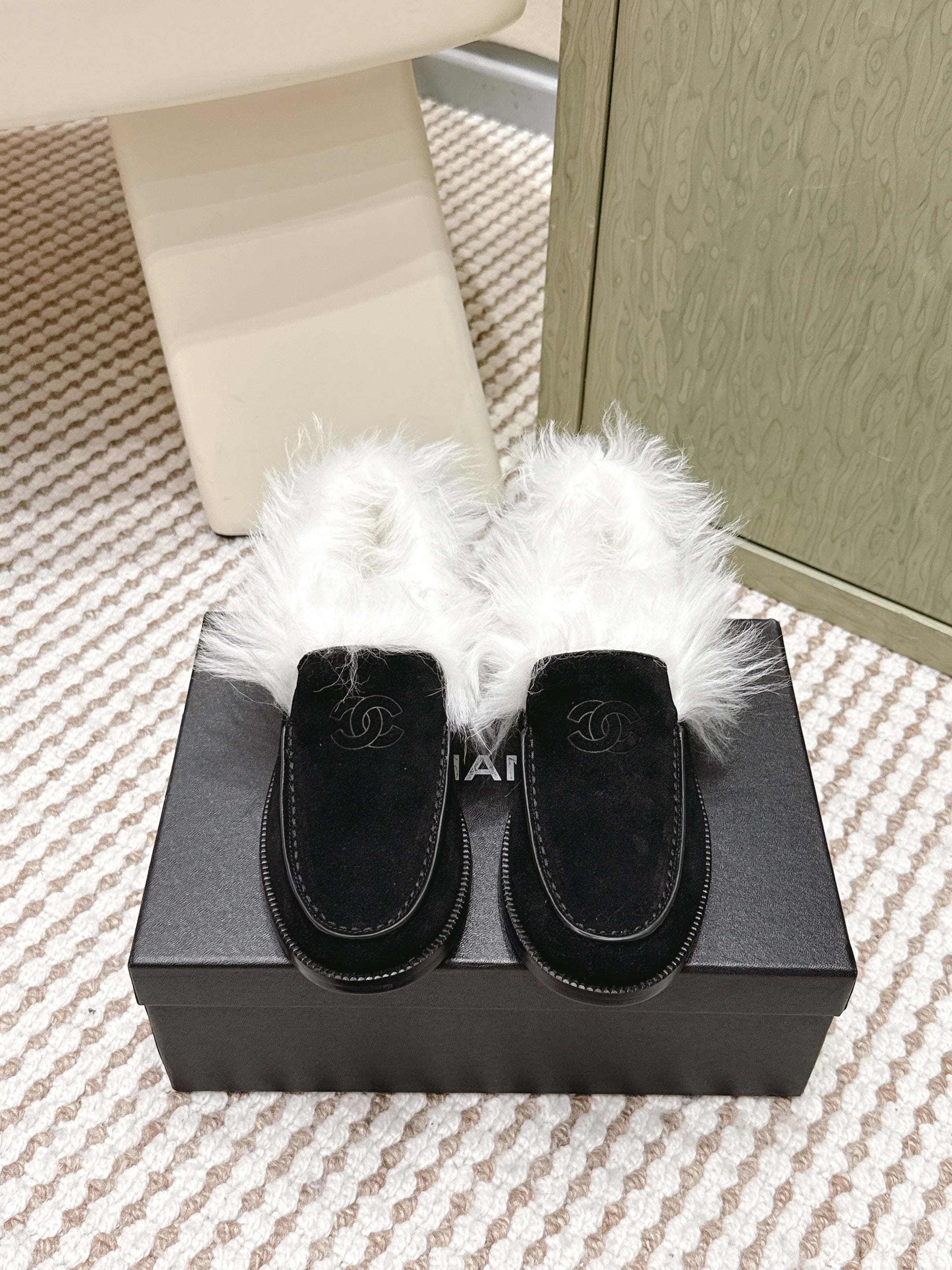 CHANEL 25S LOAFERS MOASIN IN BLACK SUEDE WITH WHITE MINK FUR LINING