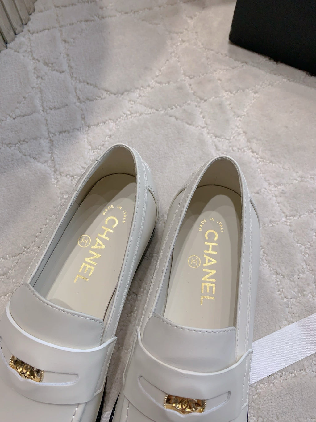 CHANEL 25S MOASINS IN WHITE CALFSKIN GOLD HARDWARE