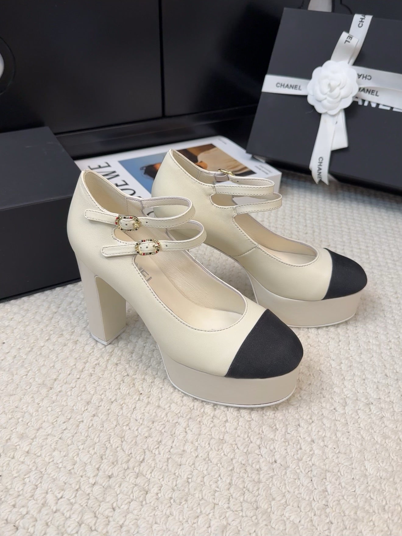 CHANEL FLATFORM SANDAL IN PALE YELLOW CALFSKIN AND BLACK FABRIC