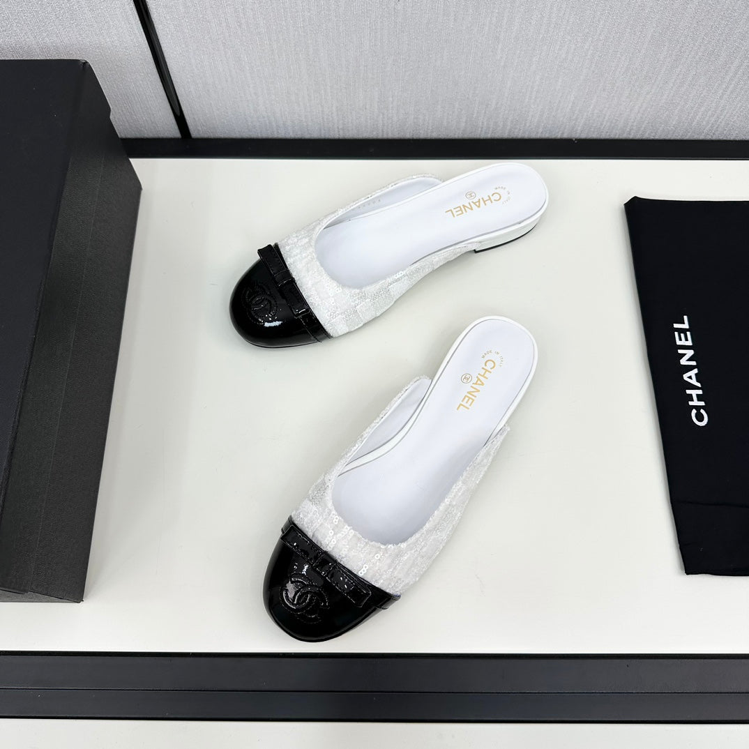 CHANEL BOW MULE IN WHITE FABRIC AND BLACK CALFSKIN