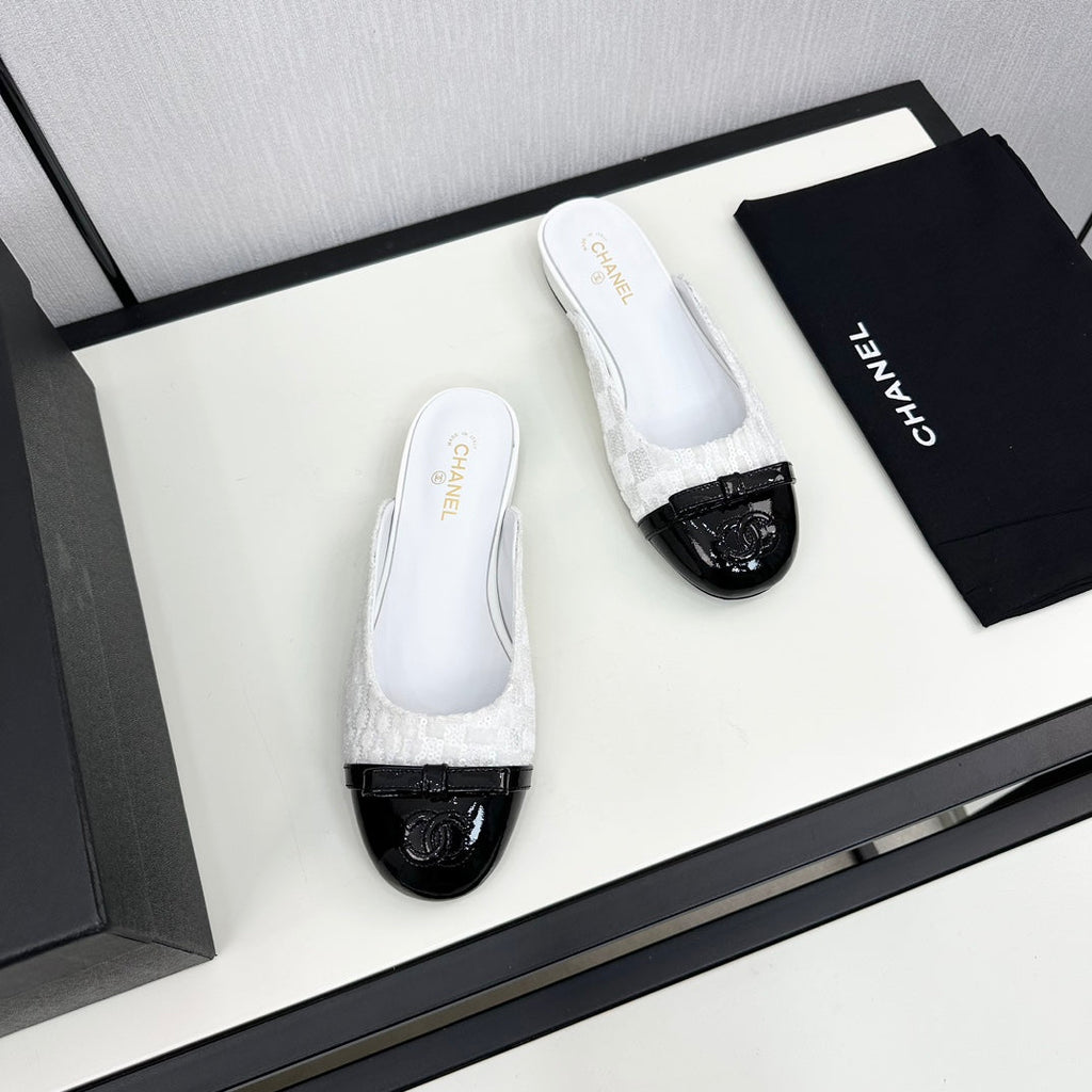 CHANEL BOW MULE IN WHITE FABRIC AND BLACK CALFSKIN